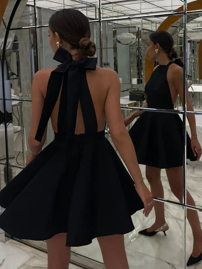 Mini Abito Plissettato in Satin con Tasche Doppie e Schiena Scoperta